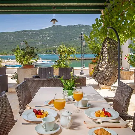 Ostrea מאלי סטון