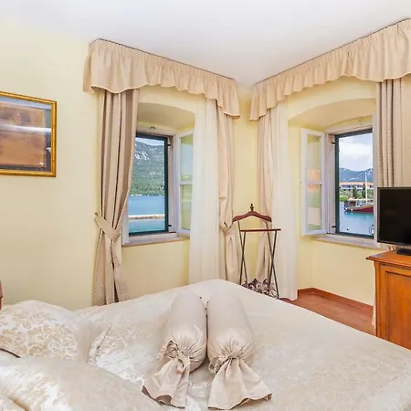 Ostrea מאלי סטון